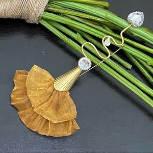 Vintage Unique Gold-tone Ruffle Mesh Curved Heart Arrow Brooch
